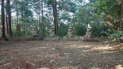 織田信雄四代供養塔