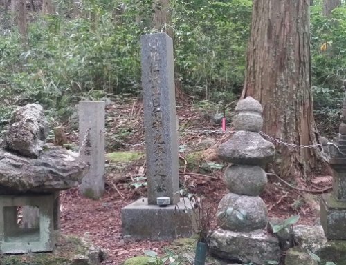 明智光秀の墓と伝承される「桔梗塚」の碑石