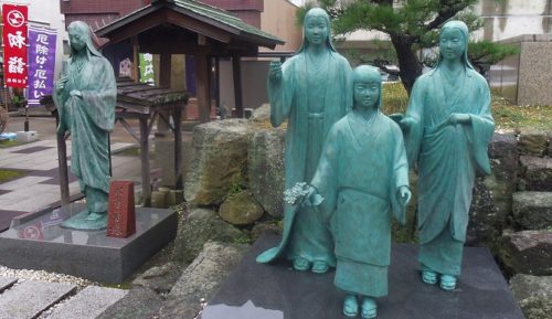 お市の方と浅井三姉妹の像