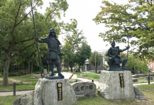 桶狭間古戦場公園にある織田信長と今川義元の像