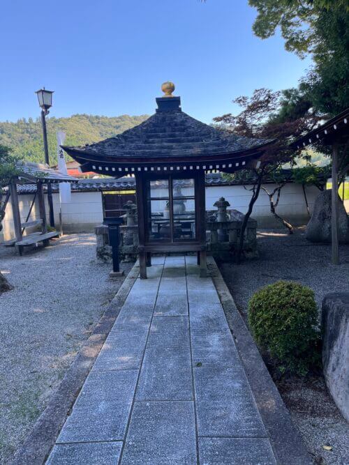 石田神社の境内